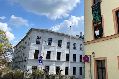 An der Oberschule wurden Banner angebracht.