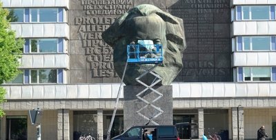 Im September 2020 filmten Olaf Nicolai und sein Team 24 Stunden den Marx-Kopf. Nun wird der Film gezeigt - in Originallänge. 