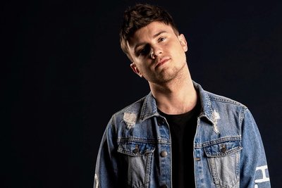 Toni Kraus schreibt Popsongs, in denen es häufig um die Liebe geht. Mit"Tag X" steht das bisher aufwändigste Studioalbum des Erzgebirgers in den Startlöchern. 