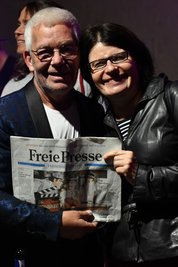 Jes Holtsø freute sich über die "Freie Presse" mit dem Text zur Olsenbande, die Redakteurin Heike Hubricht überreichte.