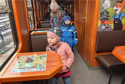 Die Fichtelbergbahn hat einen Spielewagen als neues Familienerlebnis in Betrieb genommen. 
