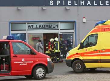 Einsatzkräfte der Feuerwehr und des Rettungsdienstes wurden am Mittwoch zu einer Meeraner Spielhalle gerufen.
