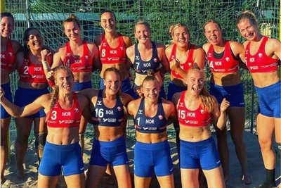 Die Beachhandballerinnen mit zu langen Hosen. 