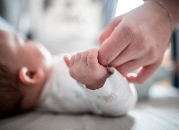 Ein Baby mit Mutter. Dieses Bild ist in Chemnitz zuletzt wieder seltener geworden. 