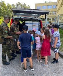 Die Neugier der Kinder in Litauen war groß: Der Siedlerverein "Neue Heimat" sammelte mit Unterstützung durch die Bundeswehr Spenden für sie. 