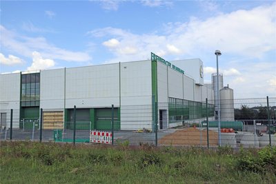 An diese Seite des Freiberger Brauhauses wird die neue Leergutsortierhalle angebaut.