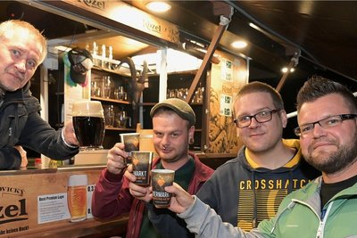 Großen Durst durften die Gäste am Wochenende aus Sicht der Händler gern auf das Gelände des Pionierparks in Stollberg mitbringen. Denn wenn das Bierfestival zum Besuch der Stände mit Brauereierzeugnissen verschiedener Herkunft, Stärken und Geschmacksrichtungen eilädt, dann gehört das kräftige Bechern der Freunde des in Deutschland noch immer beliebten Gerstensaftes zum Flair einer solchen Veranstaltung. Die Gelegenheit, einheimische, aber auch internationale Biere zu kosten, nutzten auch drei junge Männer am Stand des Berliners Holger Dybowski (Foto links), der in Stollberg tschechisches Bier anbot. Kevin Kutzler aus Erfurt, Markus Jung aus Niederdorf und Stefan Neubert aus Niederdorf (Foto von links) hoben mit Freude die Becher. 