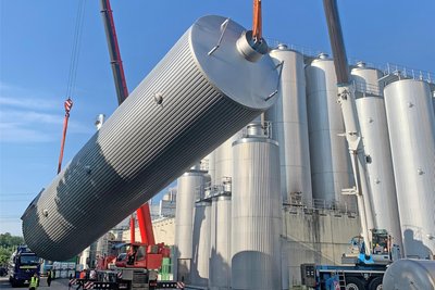 Am Mittwochmorgen wurden zwei neue Drucktanks auf das Gelände des Freiberger Brauhauses geliefert.