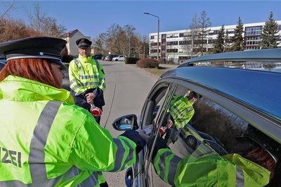 Die Polizei hat am Dienstag in der Mittagszeit den Verkehr vor der Lindenschule in Meerane kontrolliert. 