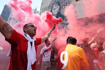Türkische Fußballfans bereiten sich in Vancouver auf das erste Spiel ihrer Mannschaft vor. Ein neues Video der türkischen Fußballföderation sorgt indes für Debatten.