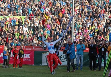 So schön war's vor zwei Jahren: Lokalmatador Richard Freitag gewinnt in Klingenthal das Finale des Sommer-Grand-Prix.