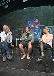 Lars Neuenfeld bei einem Podiumsgespräch mit dem Künstler Benjamin Knoblauch und Sylvia Schlicke, der Quartiersmanagerin in Thalheim.