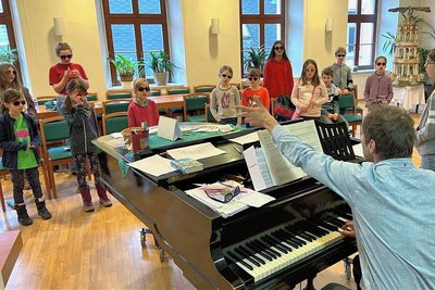 Im Gemeindesaal in Lößnitz wurde am Freitag für die Aufführung des Kindermusicals "Der verlorene Sohn" am Sonntag geprobt. Am Klavier der Auer Kantor Detlev Küttler. 