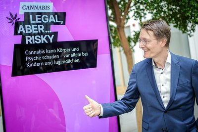 Bundesgesundheitsminister Karl Lauterbach (SPD) will die Cannabis-Legalisierung mit einer Aufklärungskampagne über die Risiken des Drogenkonsums begleiten. 
