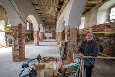 Der Vorsitzende des Kunstvereins, Thorsten Dahlberg im Glauchauer Marstall.