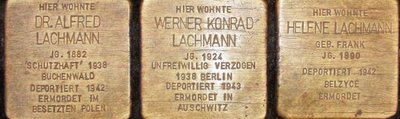 Drei Stolpersteine an der Brückenstraße im Zentrum erinnern an das Schicksal der Familie Lachmann. 