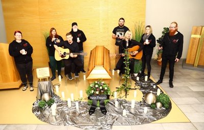 Am Set waren mit dabei: Grit Hahn (Dekoration), Monique Stapff (Kamera), Tino Häubl (Gitarre), Sebastian Stehr (Kamera), Emilian Enew (Kamera), Manuel Freier (Gitarre/Gesang), Sarah Albert (Make-up) und Christian Brückner (Kamera/v.l.). 