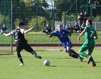 Markkleebergs vierfacher Torschütze Eric Berger (links) trifft in dieser Szene zum 3:1 für die Kickers, Merkur-Keeper Toni Lohse sowie Florian Heydeck (rechts) können nur zusehen. 