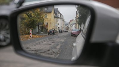 Die Dr.-Robert-Koch-Straße in Burgstädt soll dieses Jahr im Abschnitt von der Schillerstraße zur Straße der Deutschen Einheit saniert werden. Der Stadtrat hat sich jetzt für eine von acht Varianten entschieden. 