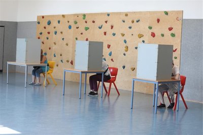 Rund 180.000 Wahlberechtigte aus dem Vogtland stimmen heute über die drei Landkreis-Direktmandate für den Sächsischen Landtag ab - so wie hier im Wahllokal der Karl-Marx-Grundschule in Plauen.