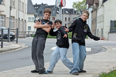 Finnian, Arvid und Mats (v. l.) werden am 13. Juni den Lichtenstein-Rap performen. Am Lichtensteiner Kreisel gaben sie schon mal eine kleine Vorstellung.