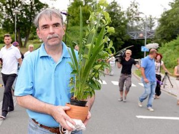 Gustl Mollath verlässtmit einer Topfpflanze in der Hand das Bezirkskrankenhaus in Bayreuth.