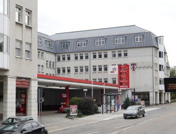 An dieser Tankstelle an der Clausstraße hatte der Maskierte mit vorgehaltener Waffe Geld gefordert.