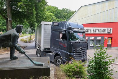 Für die großen LKW galt es die enge Zufahrt zum Crimmitschauer Kunsteisstadion zu meistern.