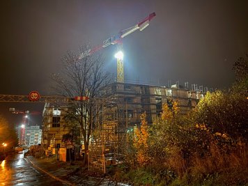 Am Mittwoch gegen 17 Uhr war die Baustelle "Freiberger Garten" noch beleuchtet. Von Arbeiten war zu dem Zeitpunkt nichts mehr zu sehen oder zu hören.  