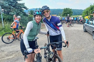 Nur für wenige Sekunden konnten sich Babett und Philipp Männel (r.) auf dem Bieserner Parkplatz begrüßen. Während es für den Sohn in Gruppe 2 weiter Richtung Norden ging, kam seine Mutter mit der dritten Gruppe an.