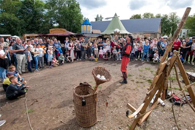 Gaukler, wie hier Michael Wolf aus Gummersbach, unterhielten das Publikum mit Kunststücken und derben Sprüchen.