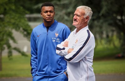 Frankreich-Stürmer Kylian Mbappé und Trainer Didier Deschamps wollen den dritten WM-Titel der Verbandsgeschichte holen. (Archivbild)