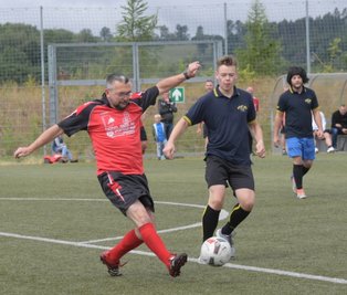 Auch ein Turnier der Vereine gehörte zum Fußballfest des Oelsnitzer FC. In dieser Szene kämpfen OFC-Präsident Simon Inhofer (l.) und Pascal Egermann um den Ball. 