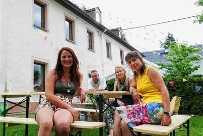 Marlen Scheithauer, ihr Freund Christian Dietz, Schwester Carmen und Mutter Beate (von links) haben auch das Außengelände der ehemaligen Bäckerei schick hergerichtet.