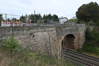Größtes Sorgenkind in Mittelsachsen ist die Brücke entlang der K7510 bei Gadewitz. Das Bauwerk war am 5. Juni 2023 komplett gesperrt worden. Wenig später wurde es für Fußgänger wieder geöffnet. Ein Neubau wird geplant.