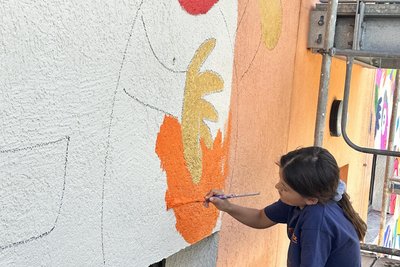 Ganz versunken: eine Schülerin bei der Arbeit am Wandbild der Schule auf dem Freiberger Wasserberg.