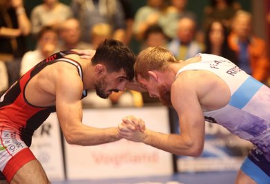 Markneukirchens Zugang Münir Aktas (links) ließ sich von großen Namen nicht beeindrucken. In einem spannenden Duell bezwang der Türke den Vizeeuropameister und WM-Fünften von 2021 Krzisztof Bienkowski. 