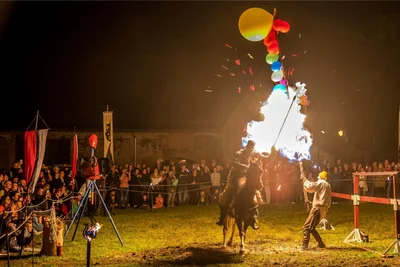 Bei der abendlichen Feuerschau ließen die Ritter auch gasgefüllte Ballons in Flammen aufgehen.