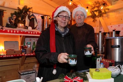 Heike Schön und Stephanus Klink servierten Glühwein und Linsensuppe.