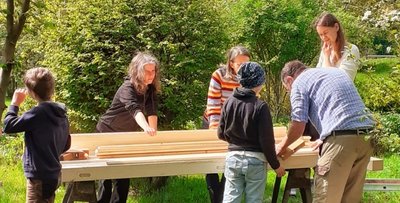 Im Projekt haben Teilnehmer im Sommer zum Beispiel eine Trockentoilette für den Garten des Müllerhofs Mittweida gebaut. 