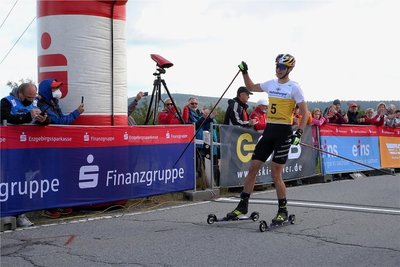 Vinzenz Geiger setzt sich auf dem Schlussanstieg durch. 