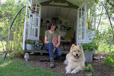 Steffi Lätzer mit Hund Atlas vor ihrer Leselaube in Langenbuch. Sie empfängt am Sonntag von 10 bis 17 Uhr interessierte Besucher. 