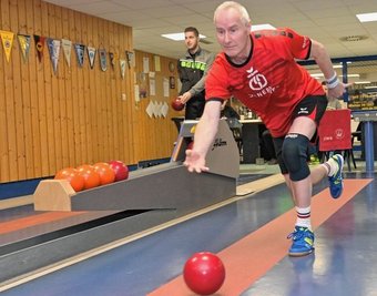 Der Grünhainer Uwe Keller gehört zu den Urgesteinen im Kegelsportverein der Klosterstadt. Sein Sohn Florian ist Mannschaftsleiter. 