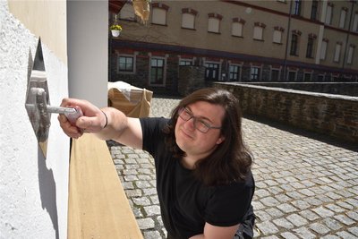 Die Fassade des Baus, wie es Jan Windisch von der Oelsnitzer Kultur GmbH demonstriert, lehnt sich an das Bild der Kernburg von Schloss Voigtsberg an.