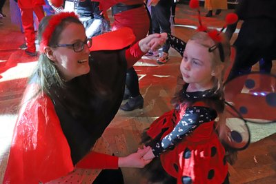 Tanzen macht den Kindern beim Fasching im Freiberger „Tivoli“ ebenso viel Spaß wie den Muttis.