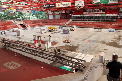 Das kleine Häuschen für Stadionsprecher und Kampfgericht bleibt trotz der neuen Bande im Kunsteisstadion erhalten. Die Teile für die neue Bande wurden am Donnerstag schon auf der Betonfläche verteilt.