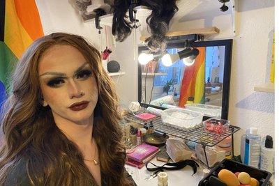 Vava von Vogue am Schminktisch. Die Make-up-Ausstattung der Drag Queen stellt die der allermeisten Frauen in den Schatten. Am Wochenende zeigt sich Vava in Lengenfeld und Plauen.