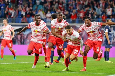 Torschütze André Silva (Nummer 33) bejubelt mit seinen Leipziger Teamkollegen den Treffer zum 1:0.