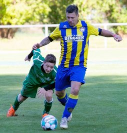 In dieser Szene hat Sebastian Günther (hinten) gegen den Zschopauer Marcel Walczak das Nachsehen. Am Ende durfte jedoch der Angreifer des FV Krokusblüte Drebach/Falkenbach jubeln, da er mit seinem Team 4:1 gewann und selbst das letzte Tor zum Sieg beisteuerte. 
