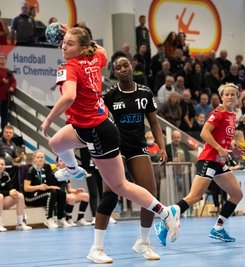 Tor für Chemnitz, Frust bei Berlin: Mit 28:19 gewannen die Handballerinnen des HV Chemnitz am Sonntagnachmittag gegen den Berliner TSC. Frederike Kob (im Bild) steuerte einen Treffer dazu bei.